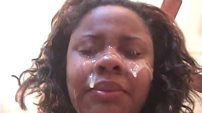Svart brasiliansk jente får sperm i ansiktet etter analsex med en stor pikk